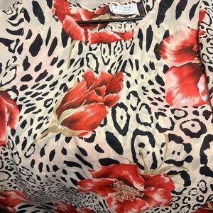 L’Amadei women’s 1x floral blouse